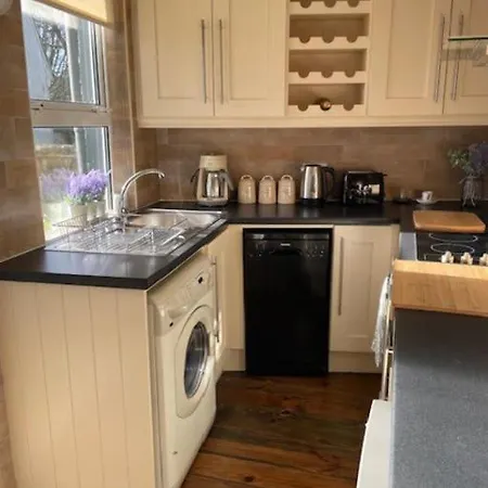 Charming House On Taylors Hill With Free Parking