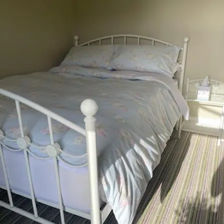 Charming House On Taylors Hill With Free Parking