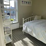 Charming House On Taylors Hill With Free Parking