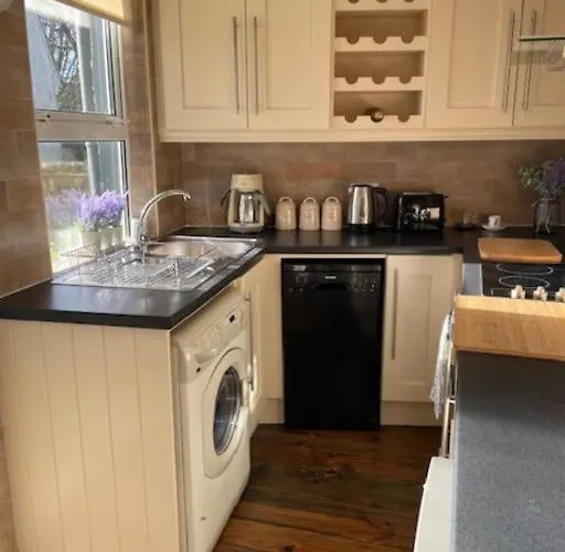 Charming House On Taylors Hill With Free Parking